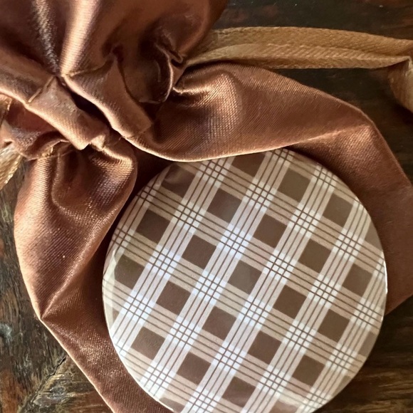 Set of 3 Puakenikeni and Palaka print button purse mirrors with satin pouches - Picture 5 of 6